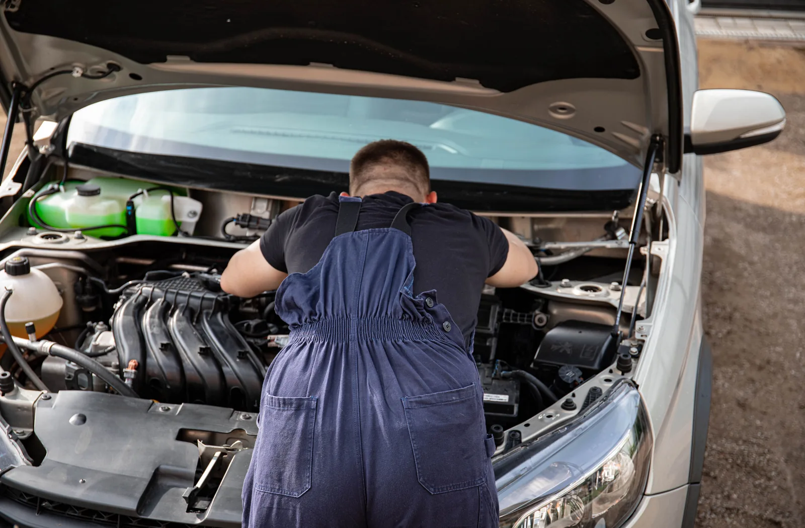 Mobile automotive repair performed where the vehicle is located